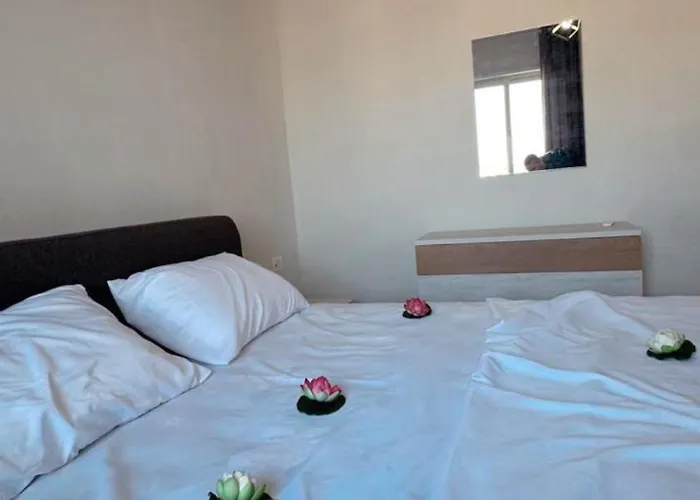 Leo With Sea View Apartment